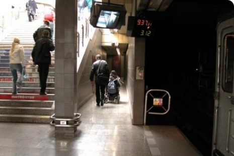 Přístup k výtahu na nástupišti metra