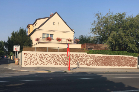 The inspiration for the mural at the Spořilov bus stop is a maze or labyrinth – on one hand it is just decorative squiggly lines, on another, it becomes increasing complex and a never-ending puzzle.