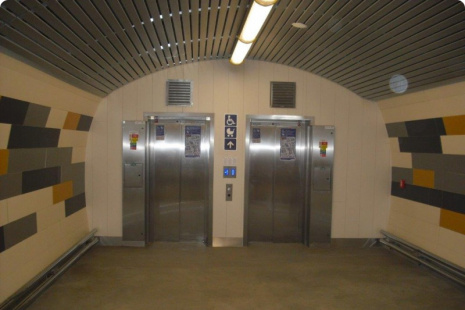 Vstup do výtahů č. 492 a 493 v úrovni přestupní chodby