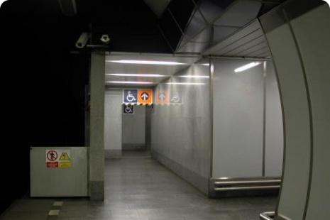Chodba k výtahu v úrovni nástupiště metra