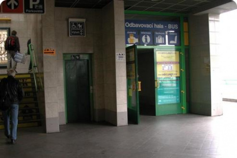 Vstup do výtahu v úrovni autobusového terminálu