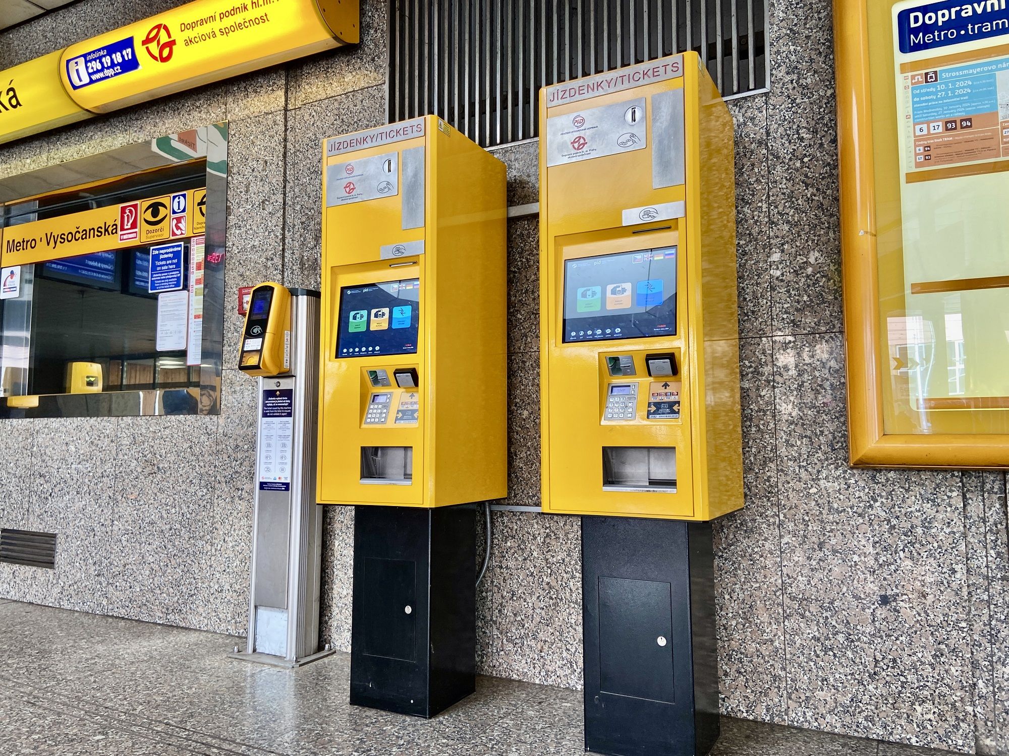 Jízdenkové automaty ve stanici metra Vysočanská