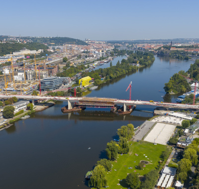 Napojování Dvoreckého mostu...