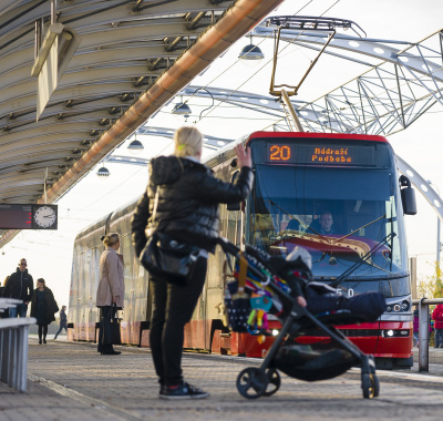 Kterými dveřmi s kočárkem...