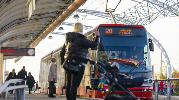 Kterými dveřmi s kočárkem do tramvaje?