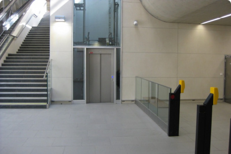 Vstup do výtahu č. 486 v úrovni nástupiště směrem z centra