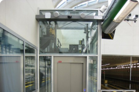 Vstup do výtahu č. 487 v úrovni nástupiště směrem do centra