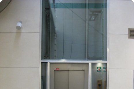 Vstup do výtahu č. 487 v úrovni vestibulu směrem do centra