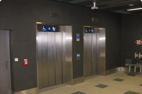 Vstup do výtahů č. 476 a 477 v úrovni pod vestibulem