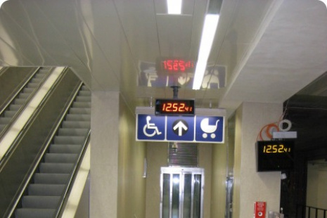Vstup do výtahu č. 471 v úrovni nástupiště