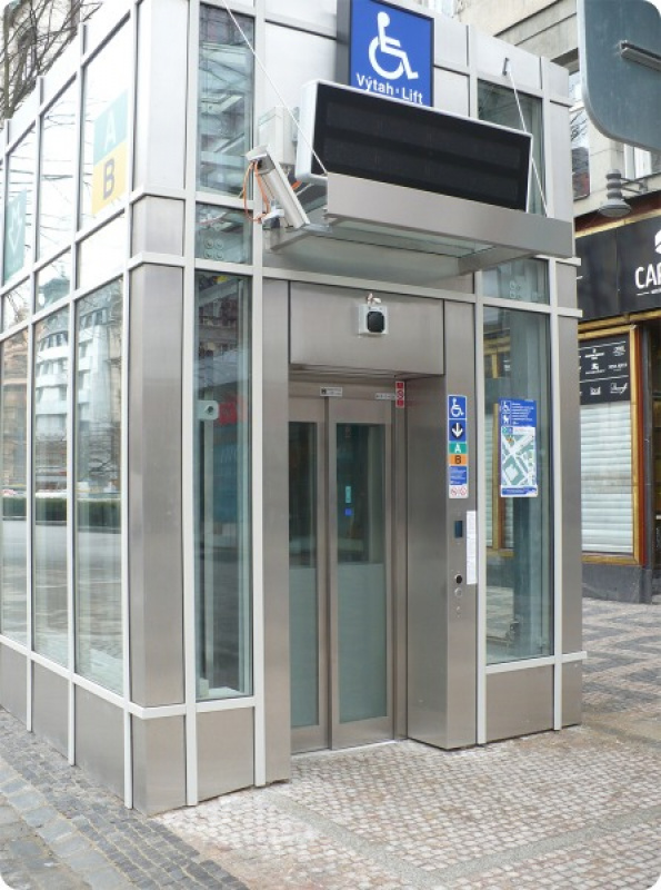 Obrázek ukazuje výstup z výtahu na uliční úrovni Václavského náměstí. Výtahy jsou dva, nástup z dvou různých směrů. 