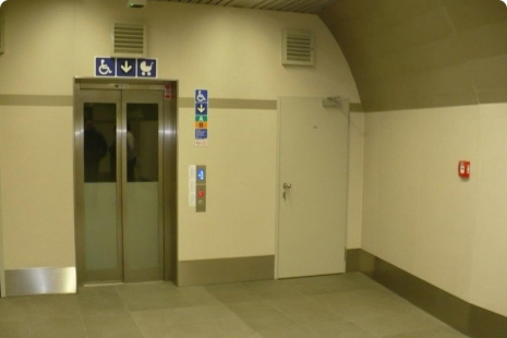 Vstup do výtahu č. 427 v úrovni přestupní chodby