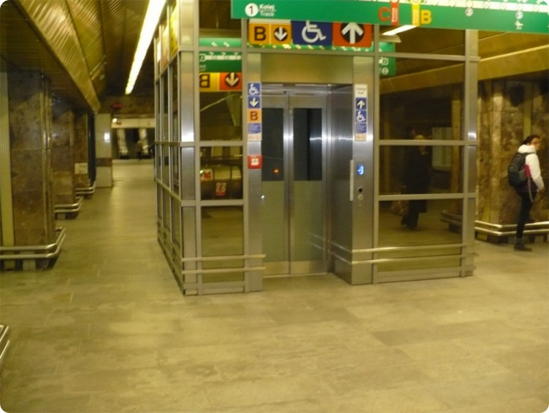 Nástupní stanice výtahu na nástupišti stanice metra A, pohled směrem k východu z metra na Zlatý kříž
