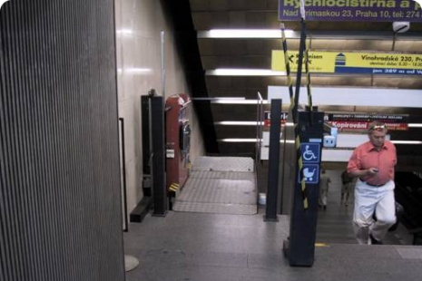 Horní nástup plošiny v úrovni vestibulu. Na snímku je plošina v horní stanici, připravená na nástup cestujícího a následně k jeho přepravě na nástupiště metra.
