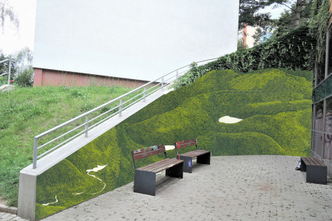 At the Bořislavka metro station, Veronika Zapletalová’s mural makes sensitive references to the natural surroundings – we see an overview of the green empty valley of the Dejvický potok (steam) with i