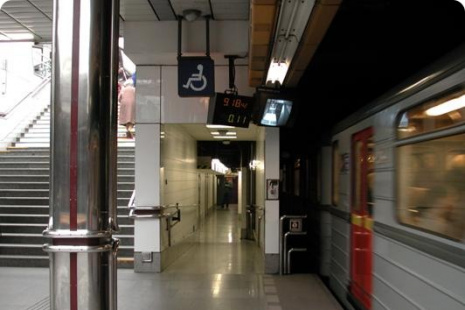 Chodba k výtahu na nástupišti metra