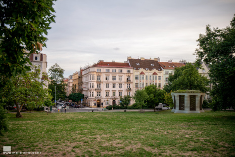 2026 - stanice Náměstí Míru - větrací objekt v&nbsp;Riegerových sadech