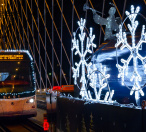 Vánoční mazačka (vůz 5572) pod dohledem tramvaje 15T (vůz 9401)