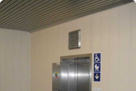 Vstup do výtahu č. 494 v úrovni přestupní chodby