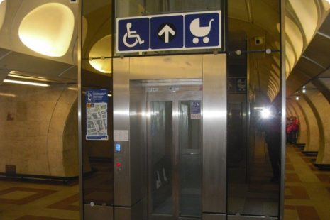 Vstup do výtahu č. 495 na nástupišti metra