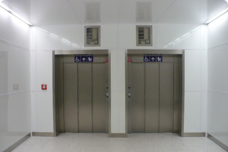 Vstup do výtahů v úrovni přestupní chodby.
