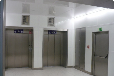 Výtah a nouzové schodiště v úrovni přestupní chodby.