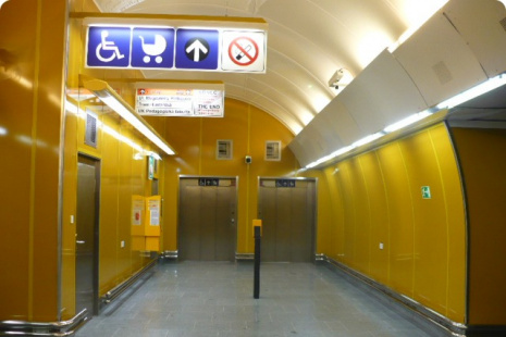 Výtah a nouzové schodiště na nástupišti metra.