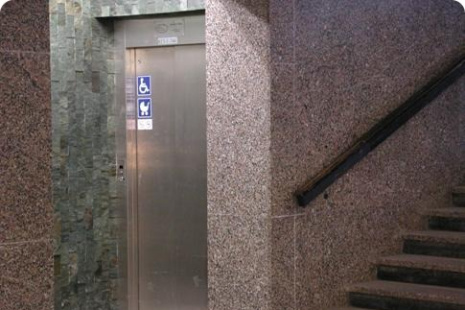 Vstup do výtahu z vestibulu stanice