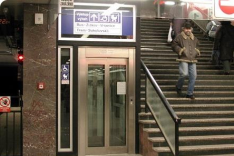 Výtah ve stanici metra Florenc (trasa C) – nástupiště