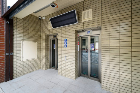 Výtahy z Václavské ulice do přestupní chodby.
