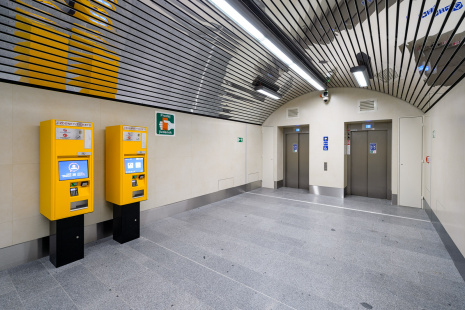 Dvojice výtahů z přestupní chodby na uliční úroveň (Václavská ulice).