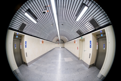 Dvojice výtahů z přestupní chodby na nástupiště metra.