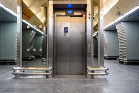 Výtah na nástupišti metra do přestupní chodby.