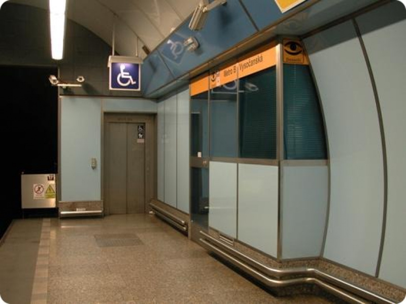 Přístup k výtahu z nástupiště metra - na nástupišti do centra vzadu.