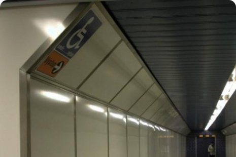 Přístup k výtahu na nástupišti metra