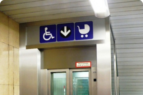 Vstup do výtahu ve vestibulu stanice