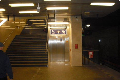 Vstup do výtahu v úrovni nástupiště