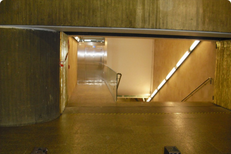 Přístup k výtahu v úrovni vestibulu