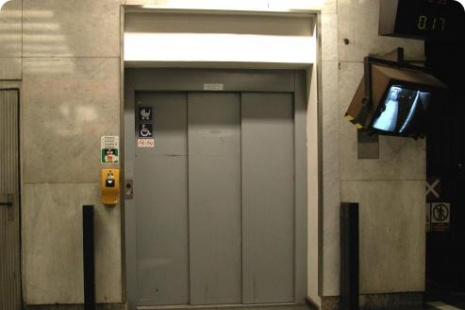 Osobní výtah ve stanici metra Pankrác – nástupiště