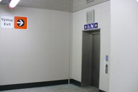 Vstup do výtahu č. 443 v úrovni přestupní chodby