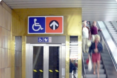Výtah ve stanici metra Vltavská – nástupiště