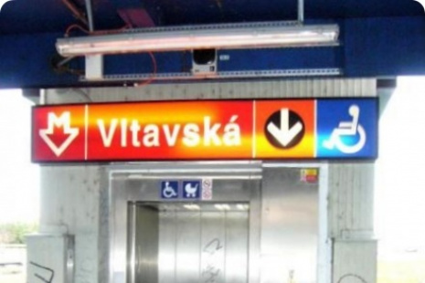 Osobní výtah ve stanici metra Vltavská – ulice