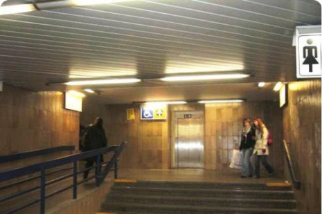 Osobní výtah ve stanici metra Vltavská – vestibul