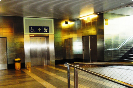 Vstup do výtahu 413 v úrovni nástupiště metra
