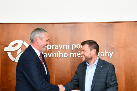 Zdeněk Pokorný, generální ředitel společnosti VCES a Petr Witowski, předseda představenstva a generální ředitel DPP při podpisu smlouvy na výstavbu nové vozovny Hloubětín.  (Foto: DPP – Zdeněk Bek)