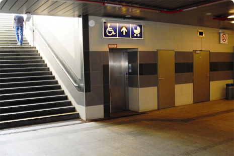 Vstup do výtahu 423 v úrovni vestibulu stanice