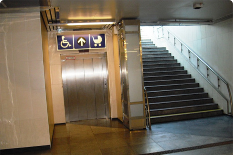 Vstup do výtahu 440 v podchodu metra