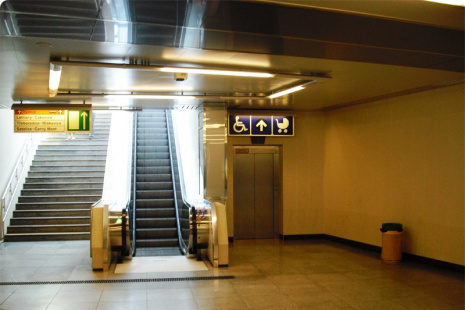 Vstup do výtahu 442 v podchodu metra
