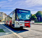 Iveco Urbanway Hybrid 18M v zastávce Vysočanská.