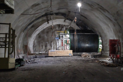 260306_montáž betonážní formy pro betonáž napojovací chodby na&nbsp;staveništi PAD1b, v&nbsp;místě ukončených ražeb odstavu (směr NM)